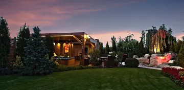 Saunahaus und Wellness-Bereich, Wellness-Terrasse mit Sauna und Whirlpool, Klagenfurt
