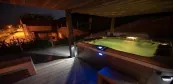Massagebecken auf Saunahaus-Terrasse Massagebecken auf Saunahaus-Terrasse