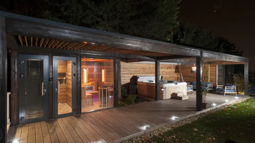 Individuelles Wellness Saunahaus mit Terrasse und Whirlpool