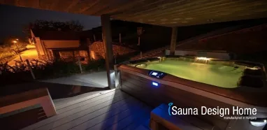 Massagebecken auf Saunahaus-Terrasse Massagebecken auf Saunahaus-Terrasse