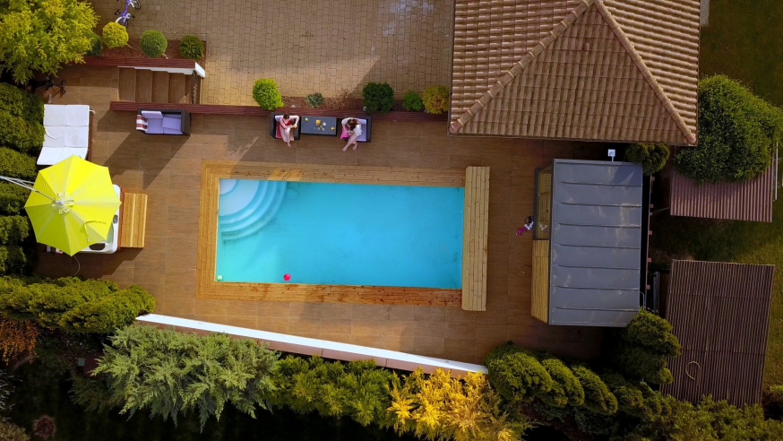 Wellness Terrasse mit Sauna, Whirlpool und Pool - im eigenen Garten